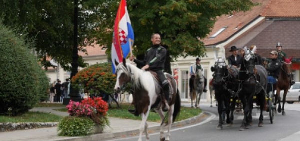 Više od 100 konjanika i 20 konjskih zaprega na 3. Međunarodnoj svetoivanjskoj konjičkoj reviji